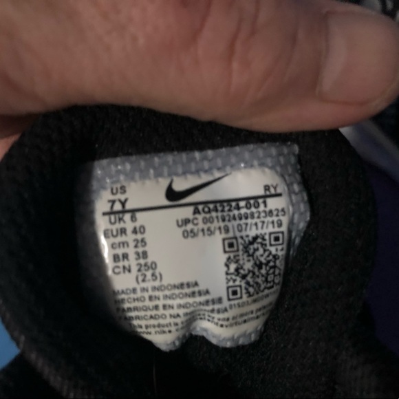 High top slightly used Nikes youth size 7 black and white - Picture 3 of 8